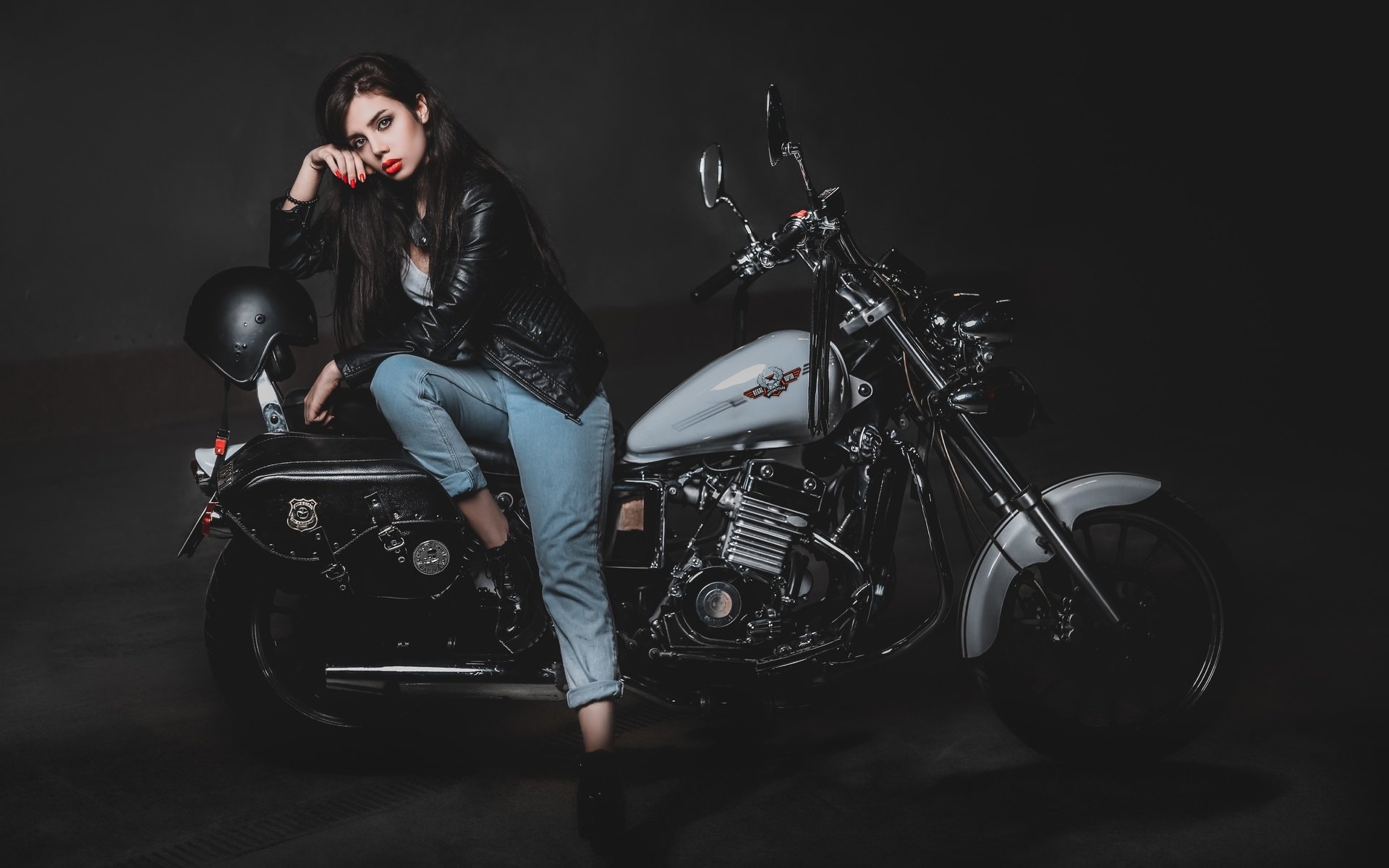Biker girls: style and drive brings the glow — live moments in Salem