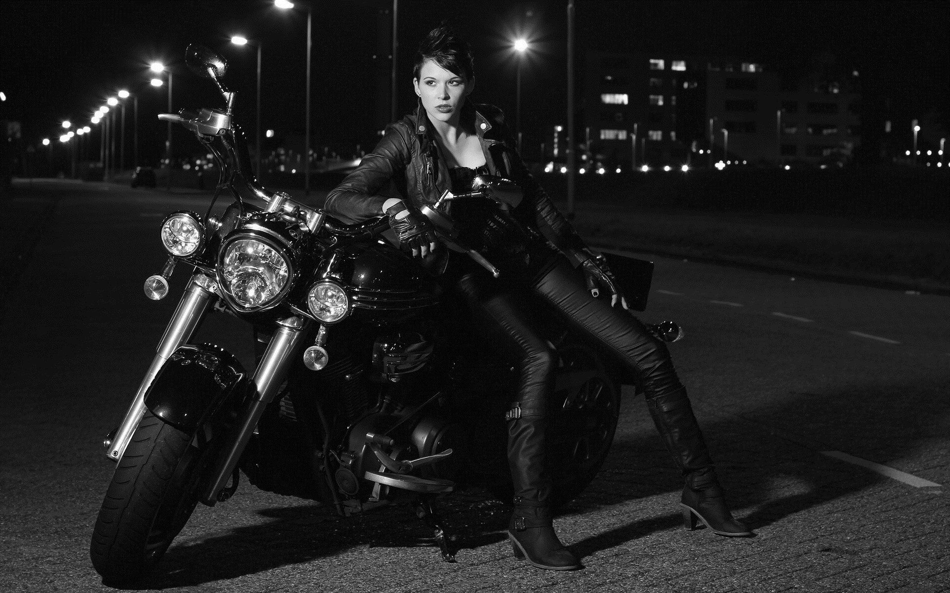 Photo Beautiful girls and motorcycles in Salem