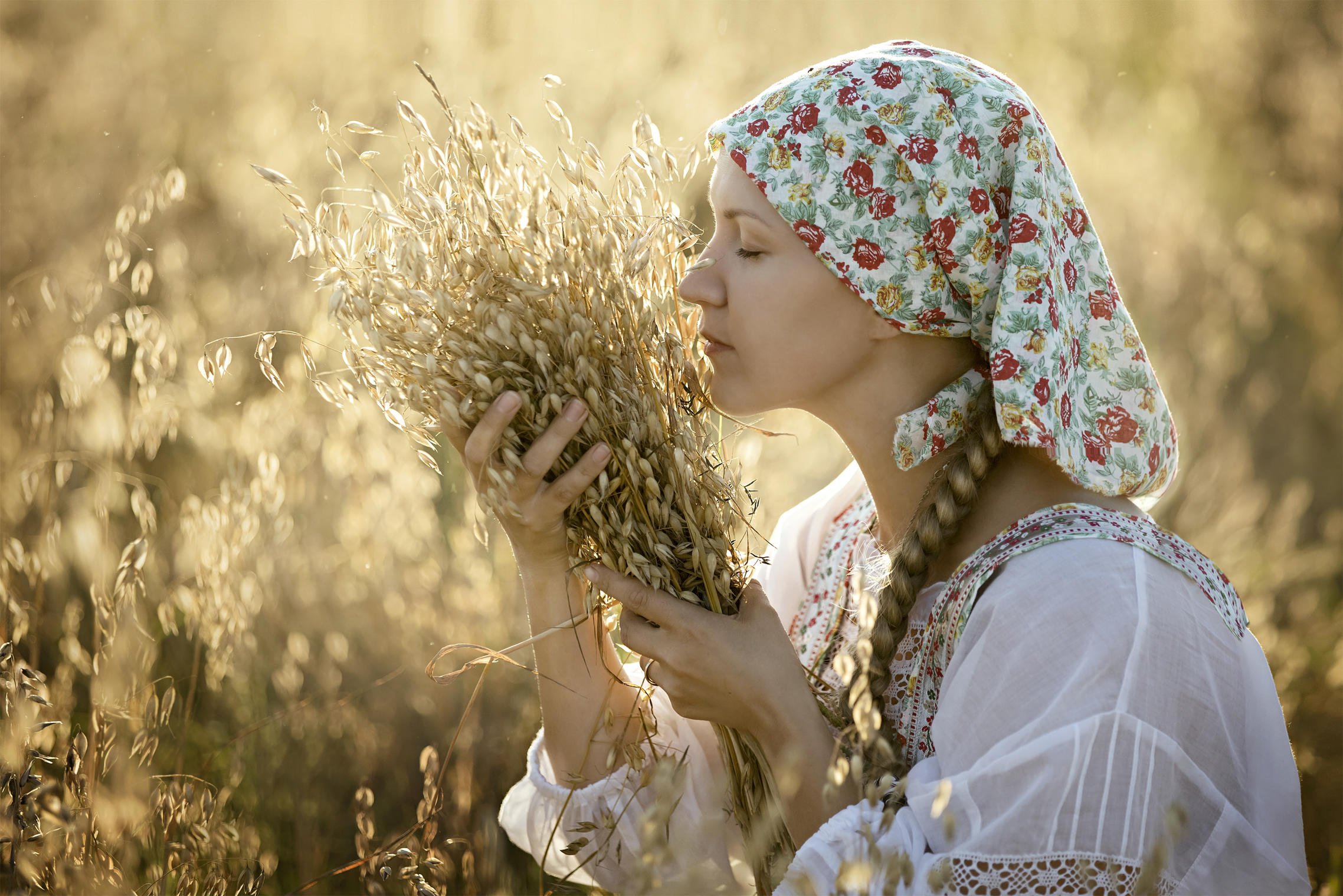 Photo Women in Slavic costumes in Salem