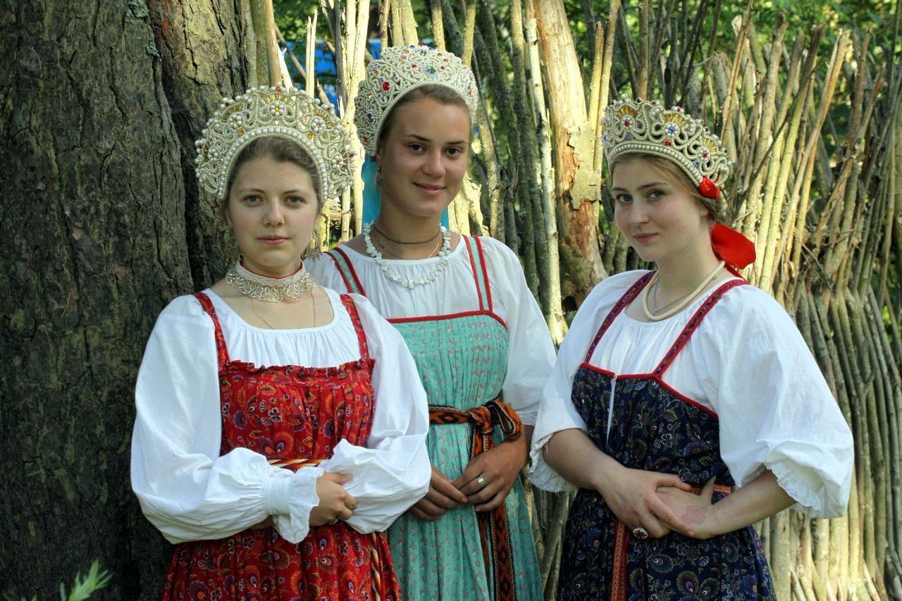 Sexy model Girls in Slavic costumes in Salem