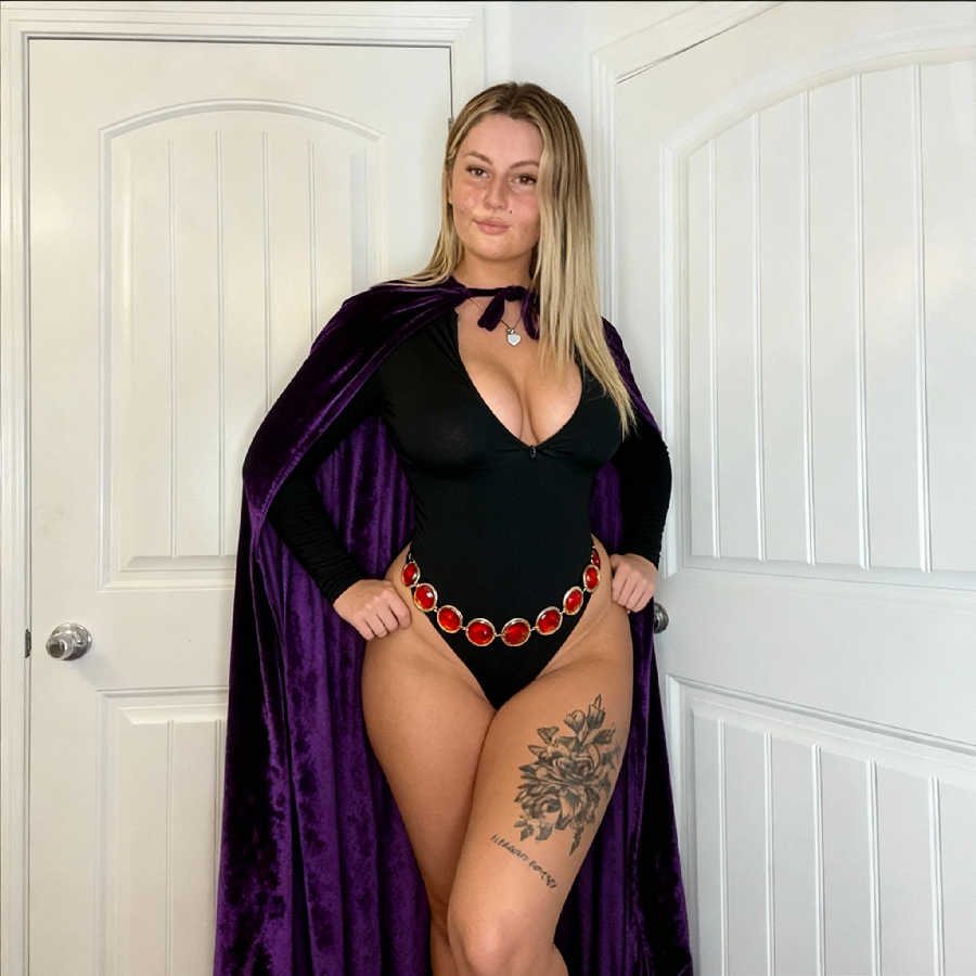 Sofia Cosplay in her underwear in Salem