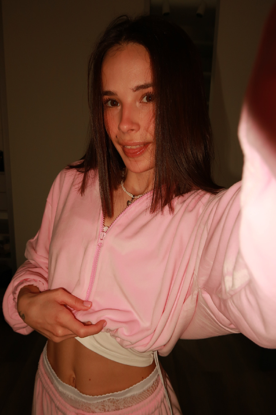 Tina brings the glow — live moments in Salem